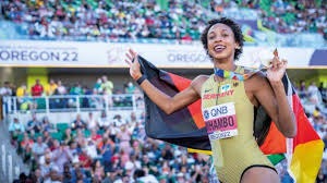 周冠宇成为F1凯迪拉克车队储备车手：我们赛道见！